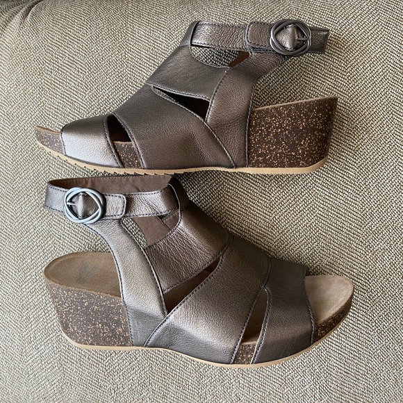 Dansko Metallic Leather Platform Wedge Sandal. 2 Inch Heel. Size 41, 10.5-11 US. - Picture 2 of 13